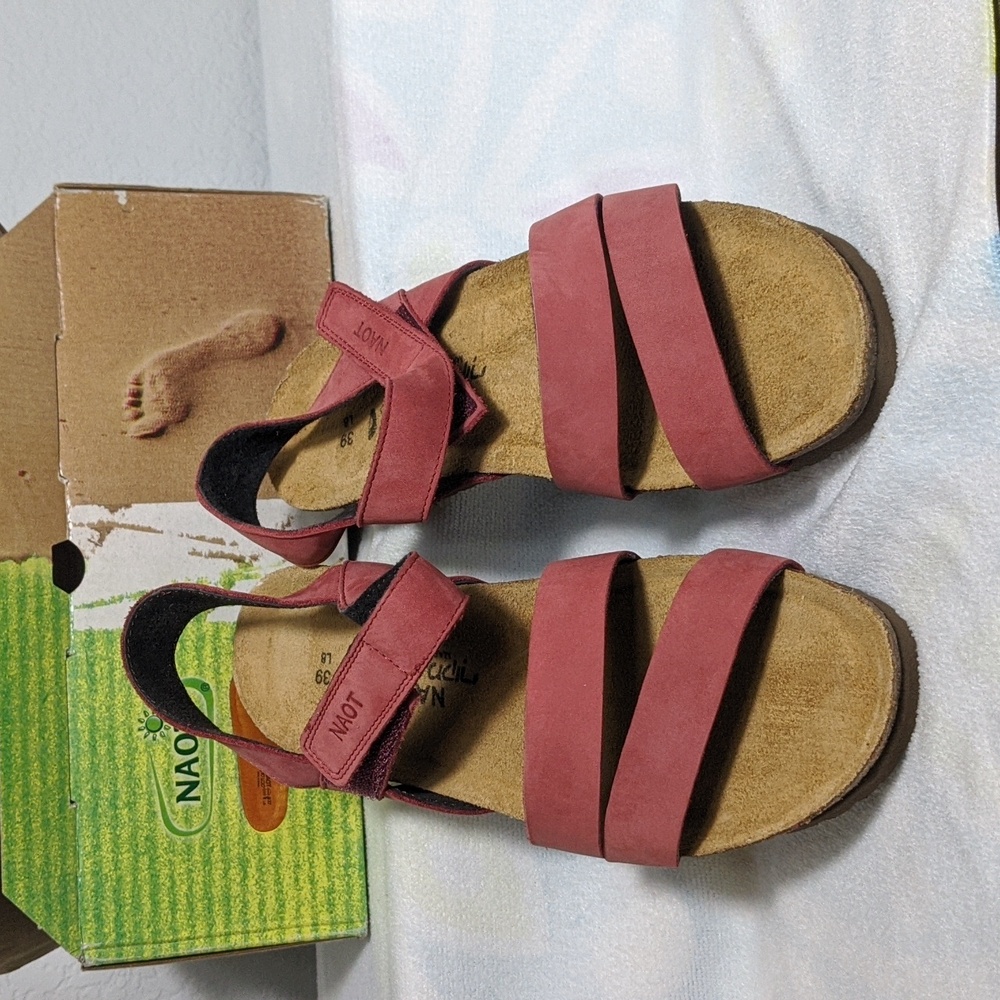 NWOT Kayla NAOT sandal brick red